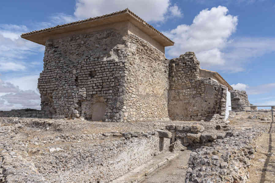 Cuenca - Saelices - parque arqueológico de Segóbriga 28 - ermita vírgen de los Remedios y Termas Monumentales.jpg